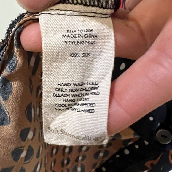 Soft Surrounding Womens Top SILK Blouse Size Large Long Sleeve Red Black Cream - Picture 5 of 6